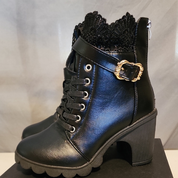 Amazon Essentials Shoes - New Black Lace-Up Boots with Gold Buckle